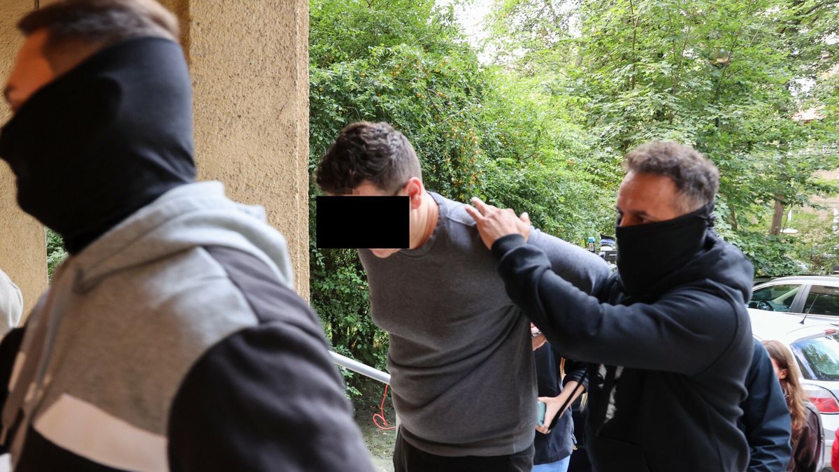 Podejrzany o spowodowanie tragicznego wypadku doprowadzony do prokuratury
24.08.2026 Krakow Doprowadzenie podejrzanego o spowodowanie wypadku przy ul. Solnej do prokuratury w Krakowie
Fot. Mateusz Kotowicz/REPORTER
Mateusz Kotowicz/REPORTER