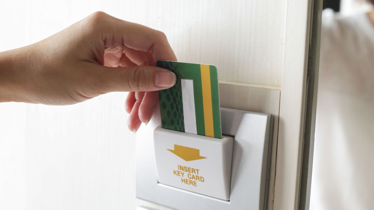 Jak ładować urządzenia bez karty do pokoju hotelowego?