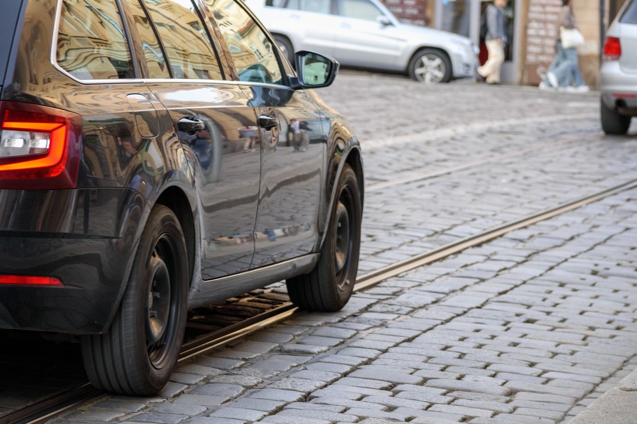 Wrocław: Wypadek tramwaju i samochodu. Zablokowane torowisko na Księże Małe. Młody Ukrainiec chciał uciec, bo nie ma prawa jazdy