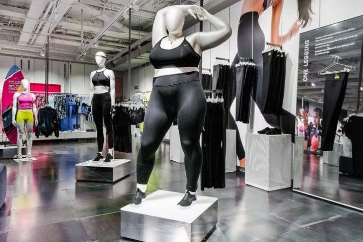 Manekin plus size w londyńskim punkcie Nike