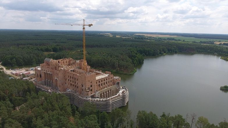 Jeden z podwykonawców na budowie zamku w Puszczy Noteckiej twierdzi, że stracił na tym ponad 100 tys. złotych