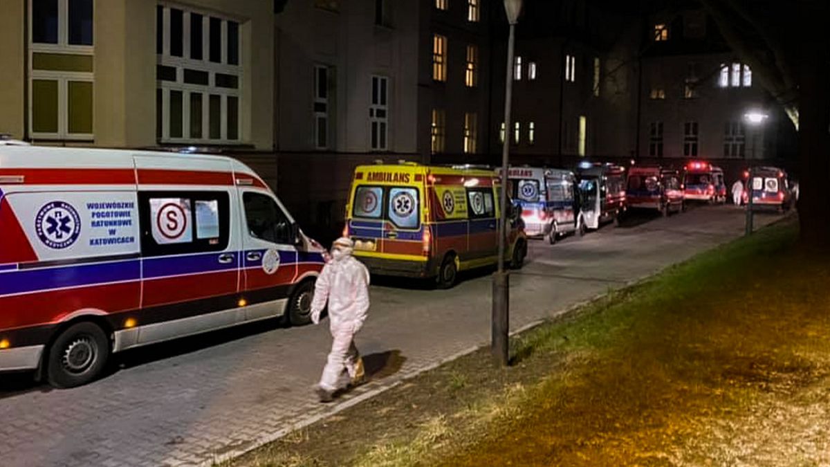 Kolejka karetek pod szpitalem w Zabrzu