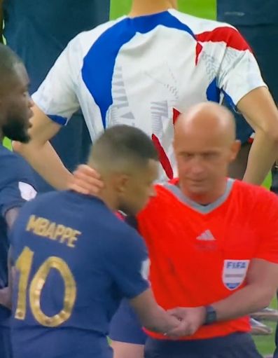 Szymon Marciniak i Kylian Mbappe