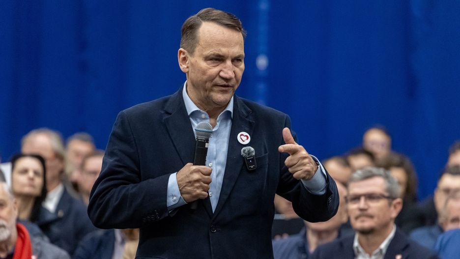 Rokietnica, 16.11.2024. Minister spraw zagranicznych Radosław Sikorski podczas otwartego spotkania z mieszkańcami w Rokietnicy, 16 bm. (mr) PAP/Paweł Jaskółka