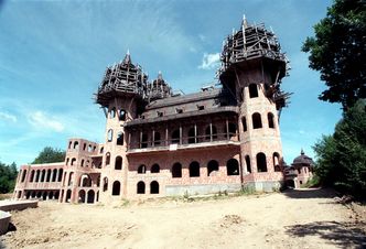 Zamek w Łapalicach to największa samowola budowlana w Polsce. Budowa trwa od 30 lat