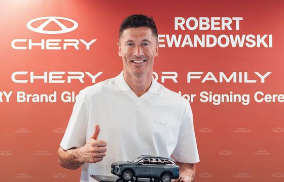 Robert Lewandowski w kolejnych reklamach. Jako ambasador chińskich aut