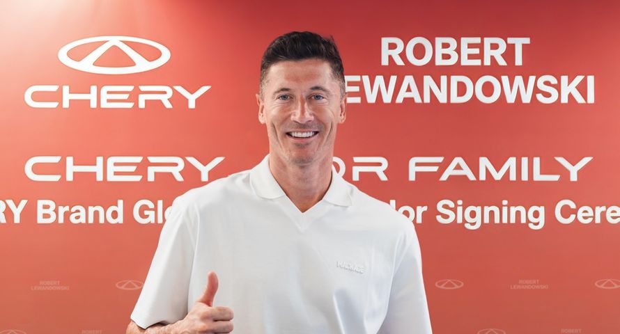 Robert Lewandowski w kolejnych reklamach. Jako ambasador chińskich aut
