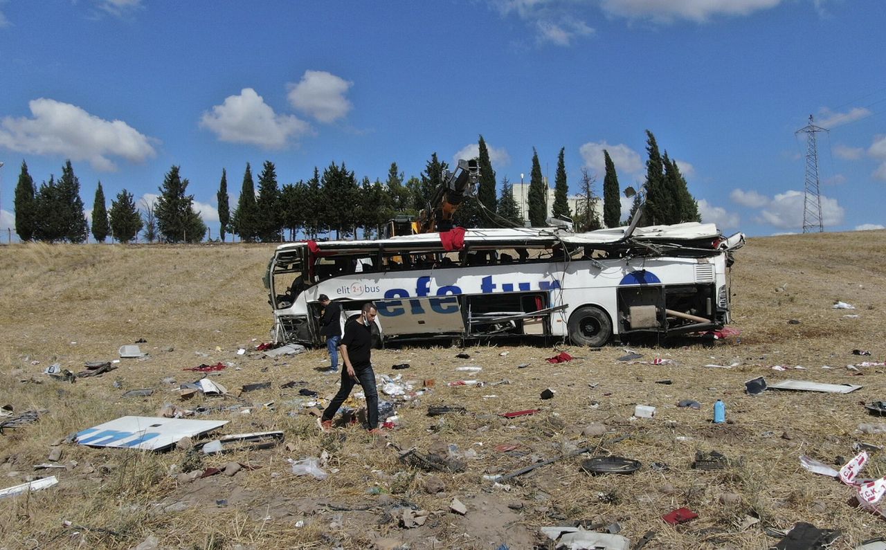 Turcja. Wypadek autobusu na autostradzie. Wiele ofiar śmiertelnych 