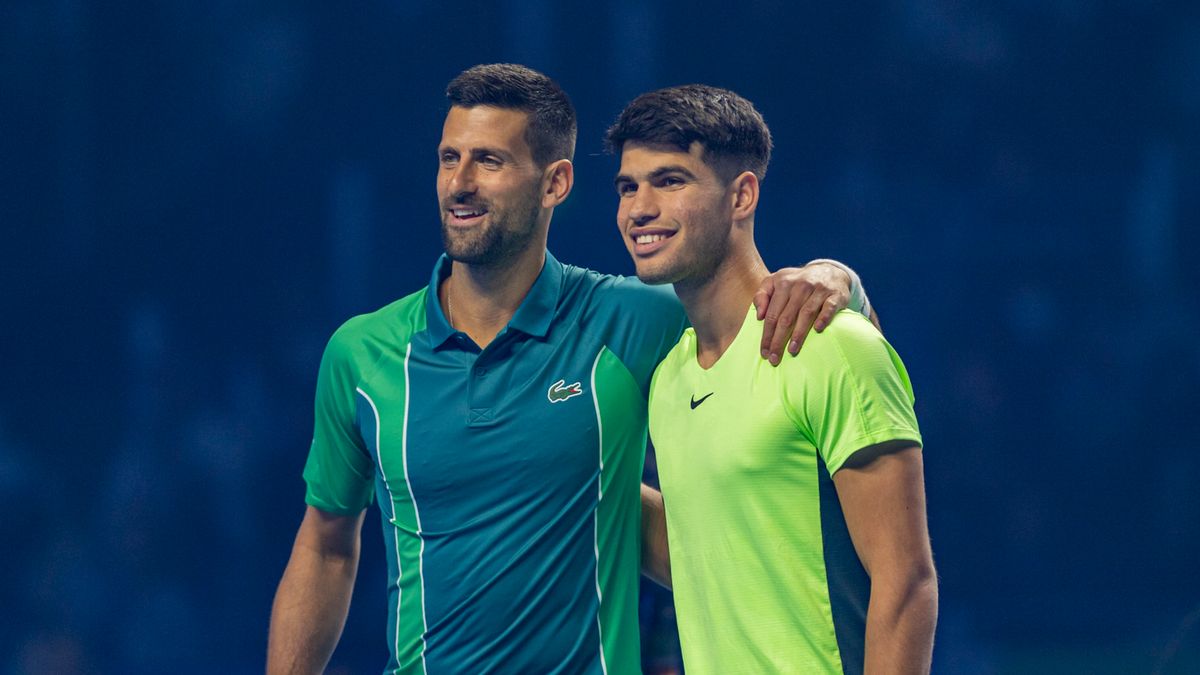 Zdjęcie okładkowe artykułu: PAP/EPA / EPA/STR / Na zdjęciu: Novak Djoković (z lewej) i Carlos Alcaraz