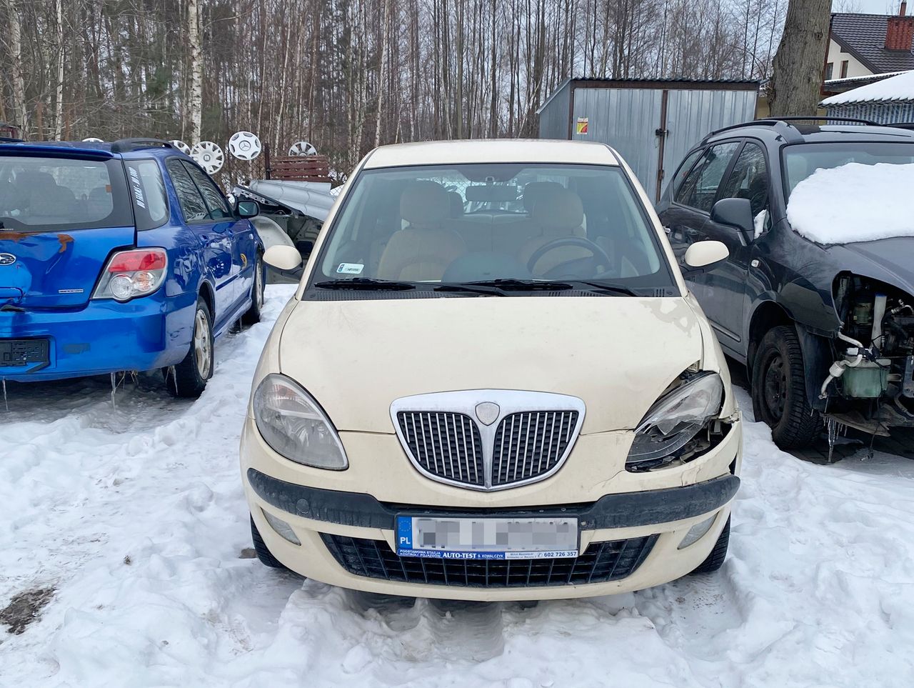 Tanie, ale nietypowe auto oznacza drogie naprawy. Nawet jeśli szkoda jest niewielka. To jedno z pól, na którym dochodzi do wyłudzeń.