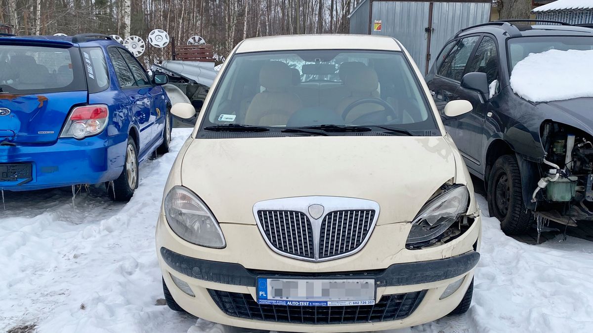 Tanie, ale nietypowe auto oznacza drogie naprawy. Nawet jeśli szkoda jest niewielka. To jedno z pól, na którym dochodzi do wyłudzeń.