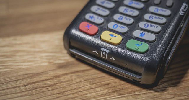 Coraz większa grupa kierowców za mandat płaci kartą