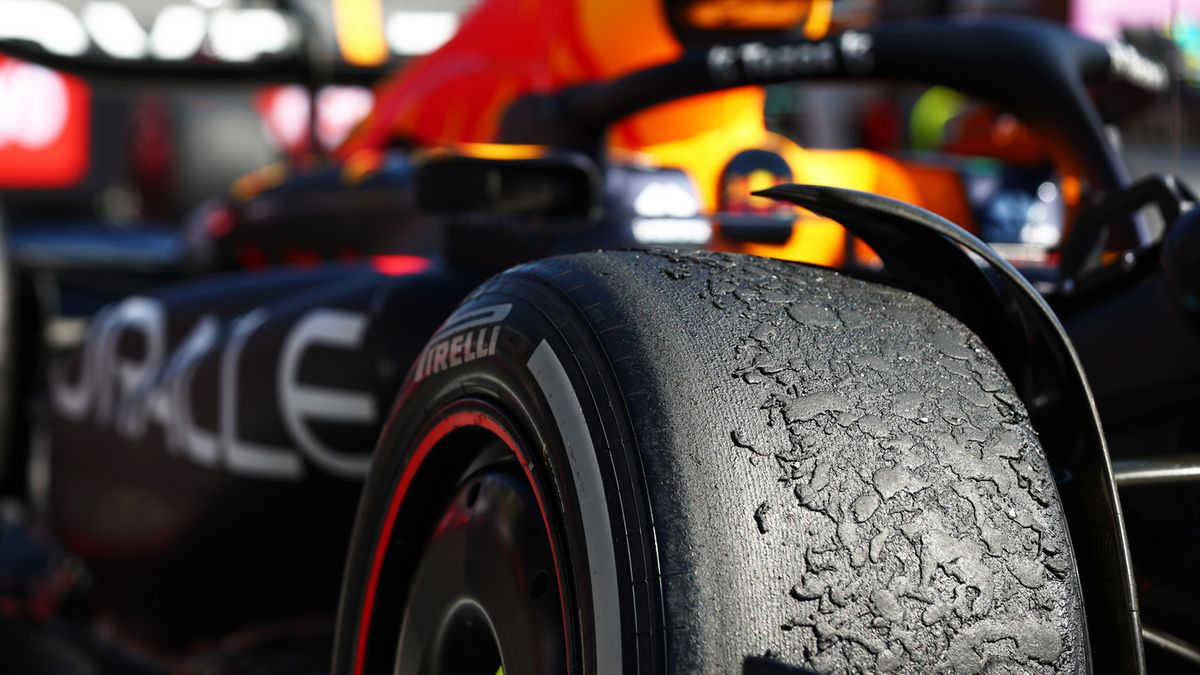 Zdjęcie okładkowe artykułu: Materiały prasowe / Red Bull / Na zdjęciu: zniszczona opona w bolidzie Maxa Verstappena