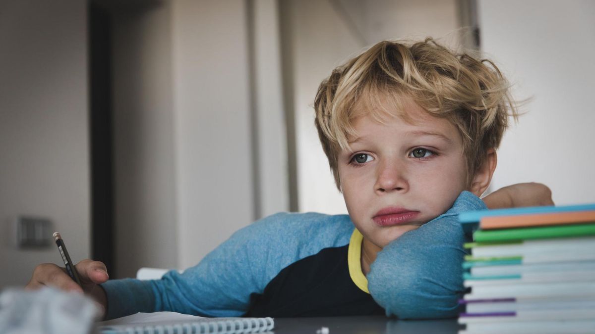 Stres szkolny może wywołać niechęć do nauki i spotkań z rówieśnikami.