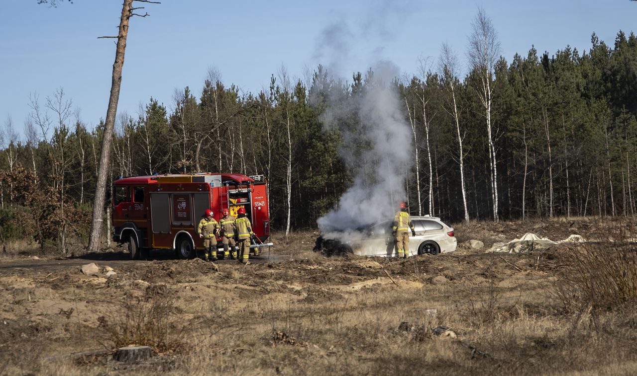 Piła: Zapalił się w trakcie jazdy. Groźny pożar auta przy lesie