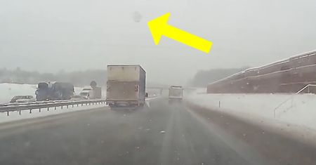 Widzicie? Uwaga na drogach! Każdy kierowca powinien zobaczyć to nagranie