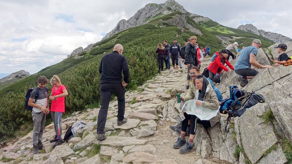 Turyści na szlaku na Giewont