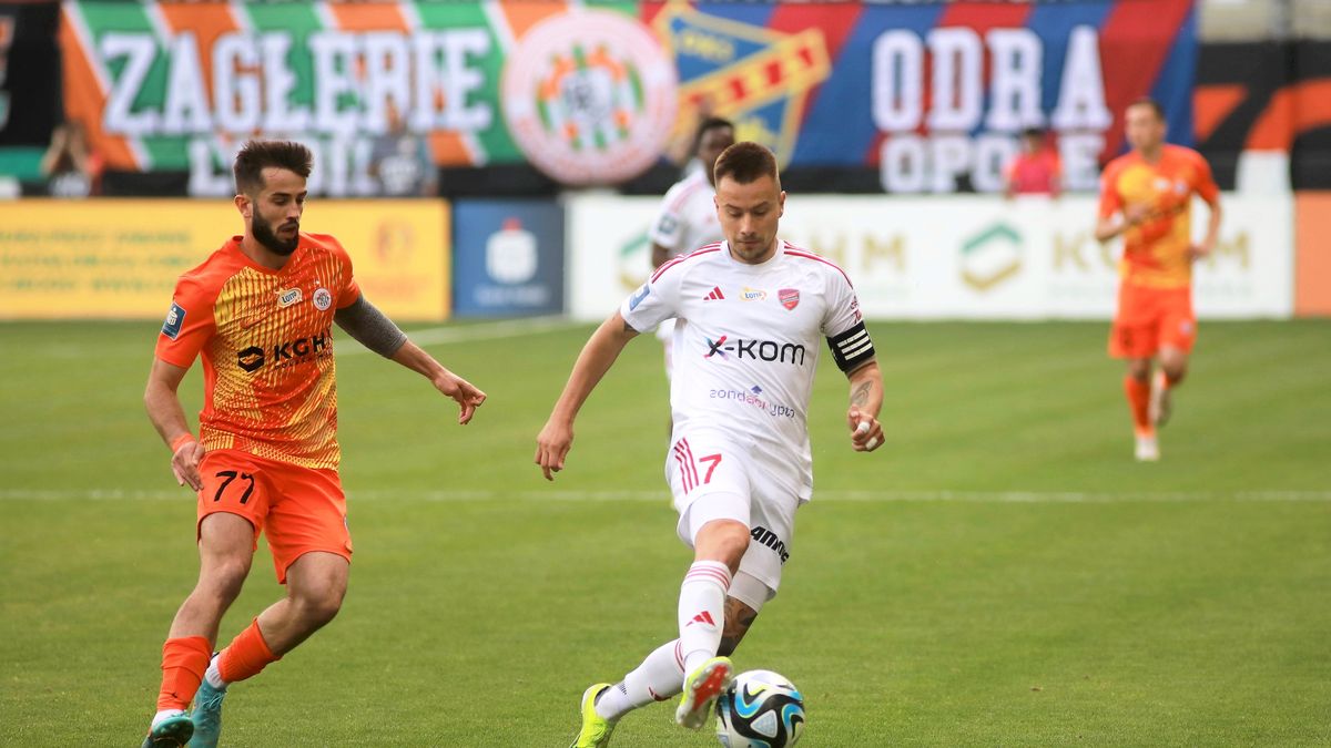 PAP / Krzysztof Cesarz / Na zdjęciu: Fran Tudor nie zagra w najbliższym meczu Rakowa z powodu kontuzji