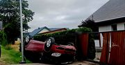 Skoda wypadła z drogi i uderzyła w ogrodzenie. Kierująca zasnęła