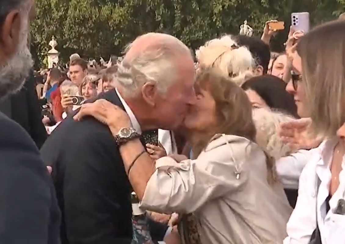 To ona pocałowała króla Karola. "Po prostu musiałam!"