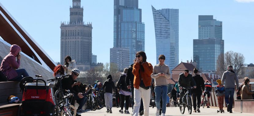 "Życie zmieniło się na lepsze". 20 lat Polski w UE z perspektywy obywatela