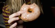 Tłusty czwartek. Czy dzieci mogą jeść pączki? Dietetyk odpowiada