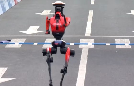 Chiński robot pobił ludzki rekord świata. Wygrał półmaraton