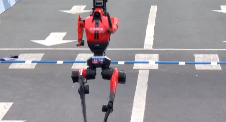 Chiński robot pobił ludzki rekord świata. Wygrał półmaraton