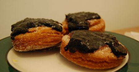 Pączki z czekoladą w posypce z cukru pudru lub z lukrem