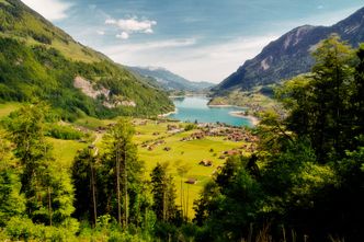 Włoskie Alpy: osada wystawiona na sprzedaż na portalu aukcyjnym