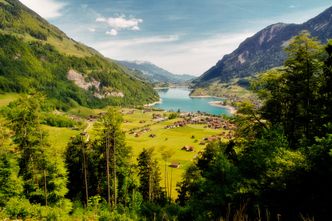 Włoskie Alpy: osada wystawiona na sprzedaż na portalu aukcyjnym