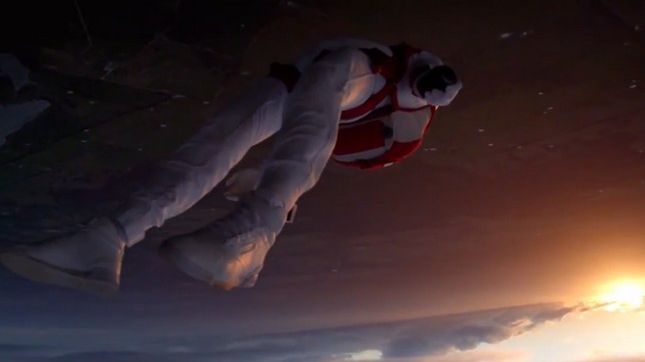 Wyglada jak Superman! Niesamowity film pokazuje swobodny lot pod chmurami 1