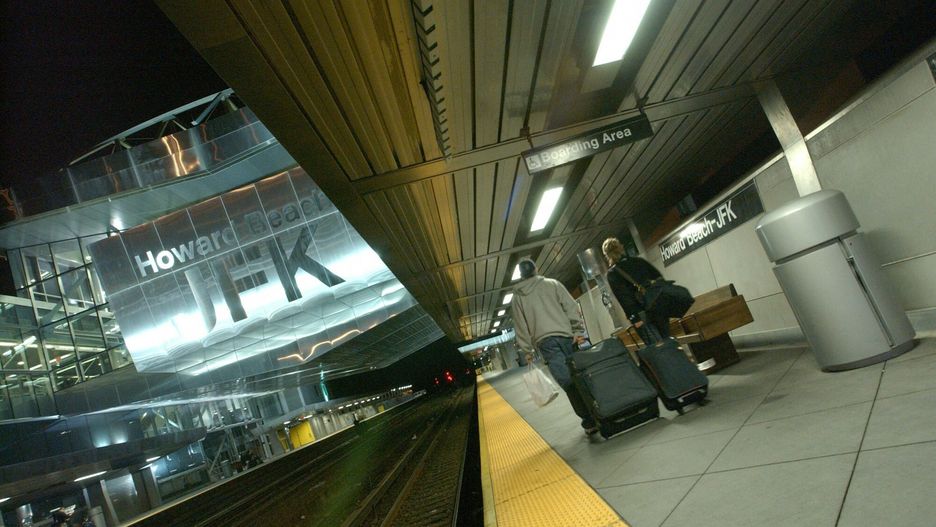 Nowojorskie metro
October 26, 2004, Brooklyn, New York, USA: The A Train from Manhattan to Brooklyn keeps a steady pace throughout the night.The 45 minute ride from 42nd Street in Manhattan to Howard Beach, Brooklyn is full of diversity, and although there is no problem finding a seat there is not an empty car on the train. Justin Parsons, and Alana Hitchman, at Howard Beach, Brooklyn stop on the A train, catching the connecting AirRide train to JFK at 6:15 a.m..
ROBERT STOLARIK
