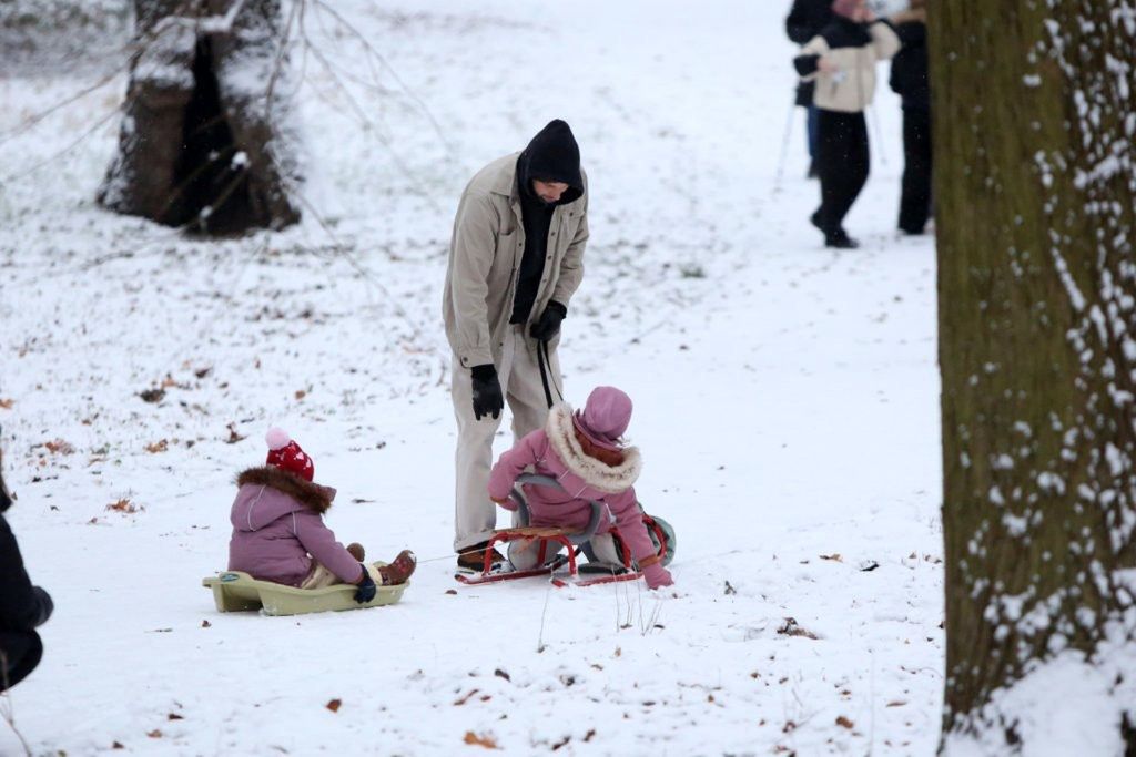 Maciej Pela patrzy na córkę na sankach