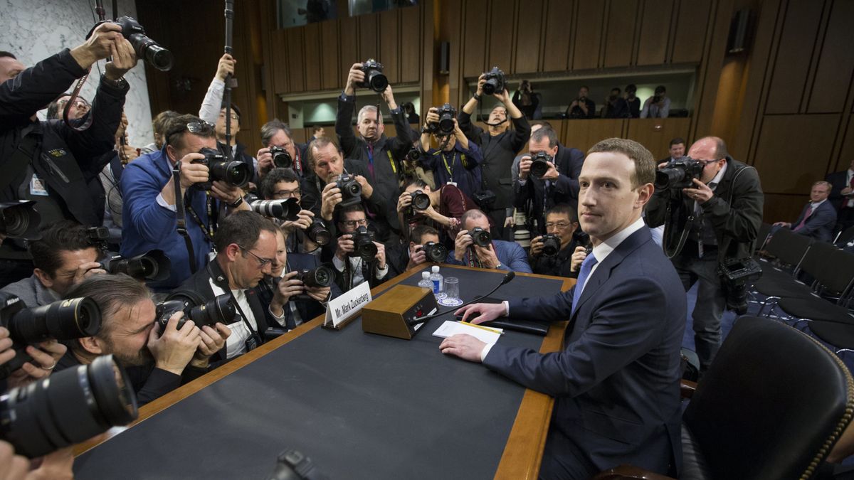 Mark Zuckerberg w czasie przesłuchania w Senacie