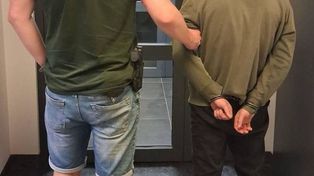 Warszawa: 34-latek aresztowany za napaść na kobietę. Zerwał jej z szyi złoty łańcuszek i ukradł zawieszkę