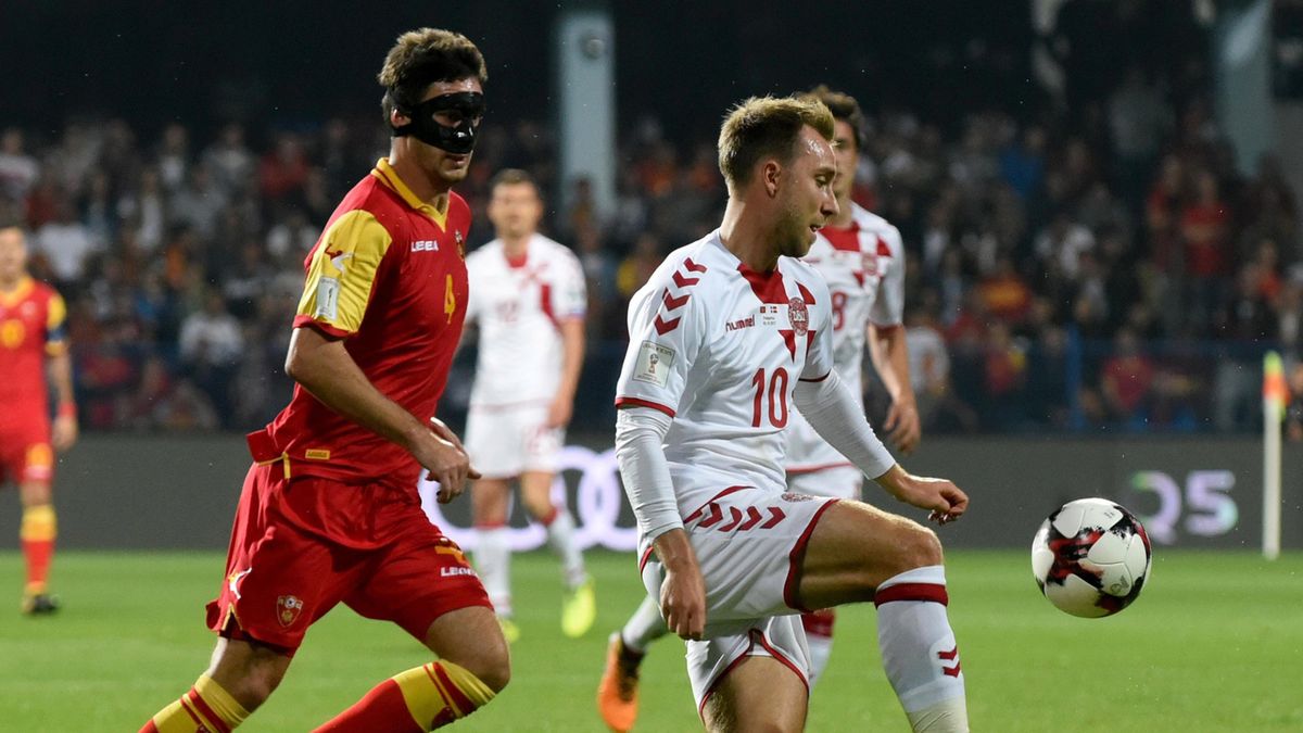 PAP/EPA / PAP/EPA/BORIS PEJOVIC / Na zdjęciu: Nikola Vukcević (z lewej) i Christian Eriksen (z prawej)