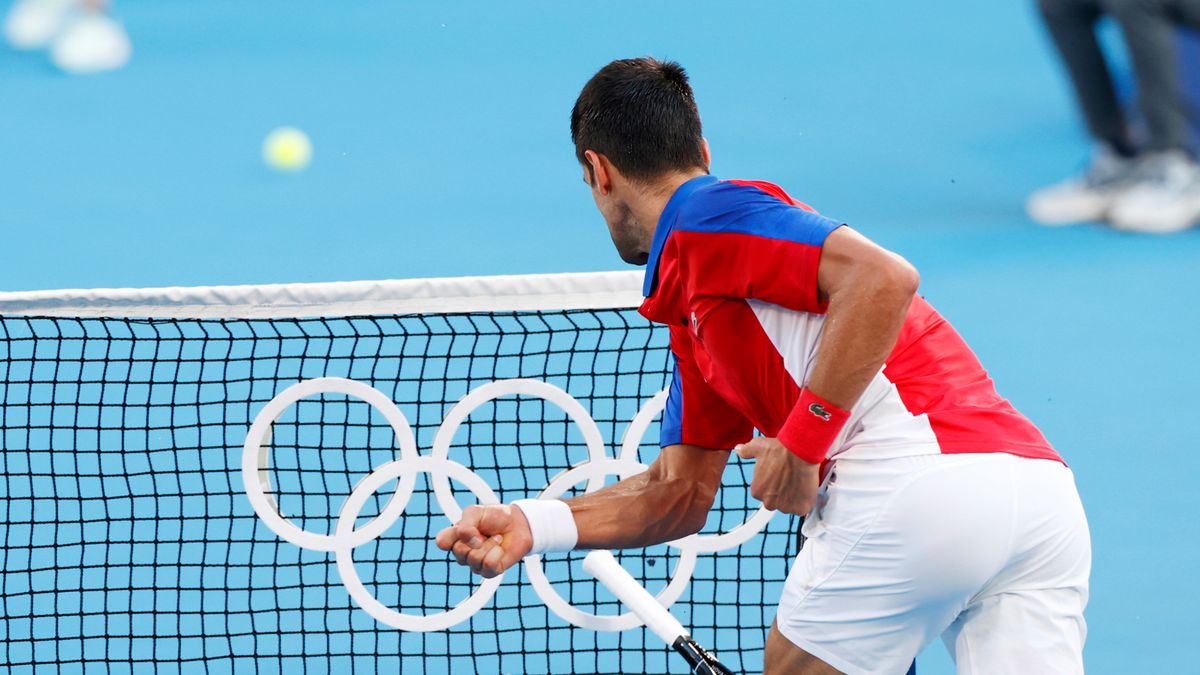 Zdjęcie okładkowe artykułu: PAP/EPA / RUNGROJ YONGRIT / Na zdjęciu: Novak Djoković zniszczył rakietę w trakcie meczu o brązowy medal