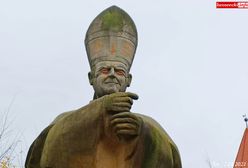 Zniszczony pomnik Jana Pawła II. Odwrócony krzyż i łzy na policzku