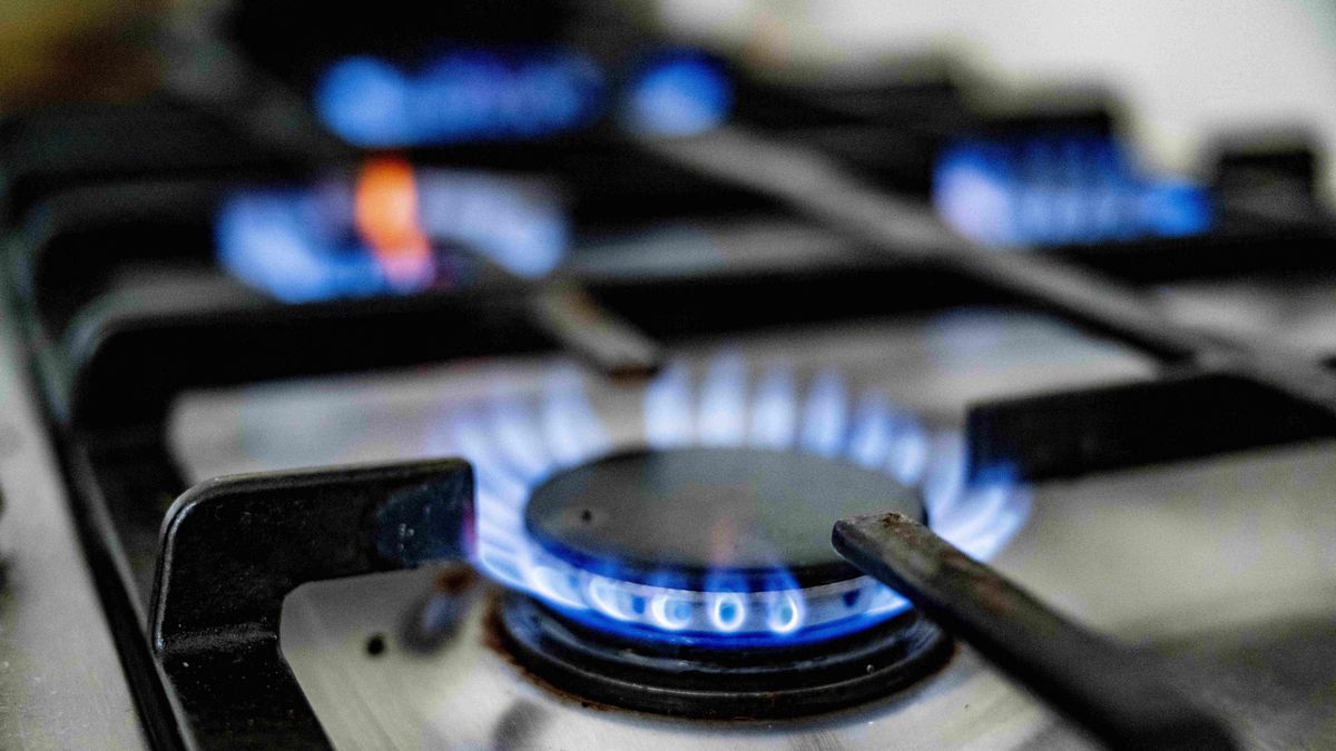 Rising Gas And Energy Prices
ILLUSTRATIVE - A woman is sitting with a blanket in her home because of the high gas and energy prices, they have to start shutting down. Now that inflation is unprecedentedly high and more and more families and companies are in danger of getting into trouble due to the high energy prices, the government is proposing a temporary price ceiling for gas and electricity. September 27, 2022. Photo by Robin Utrecht/ABACAPRESS.COM 
Dostawca: PAP/Abaca
Utrecht Robin/ABACA
Economy, Environment, Inflation, Nature, energia, gaz, ilustracja, ilustracyjne, inflacja, jesie�, kryzys, op�aty, pr�d, wysokie, wzrost cen