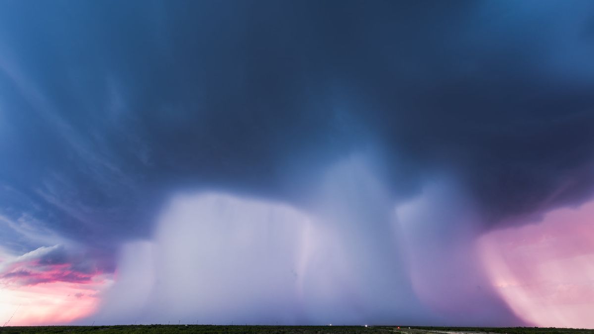 Cztery oberwania chmury na jednym zdjęciu. Wyglądają jak mistyczne drzewo 1