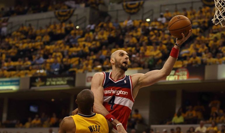 Marcin Gortat ze średnią 5,3 tzw. contested rebounds jest jednym z najbardziej walecznych graczy na deskach tych play-offów