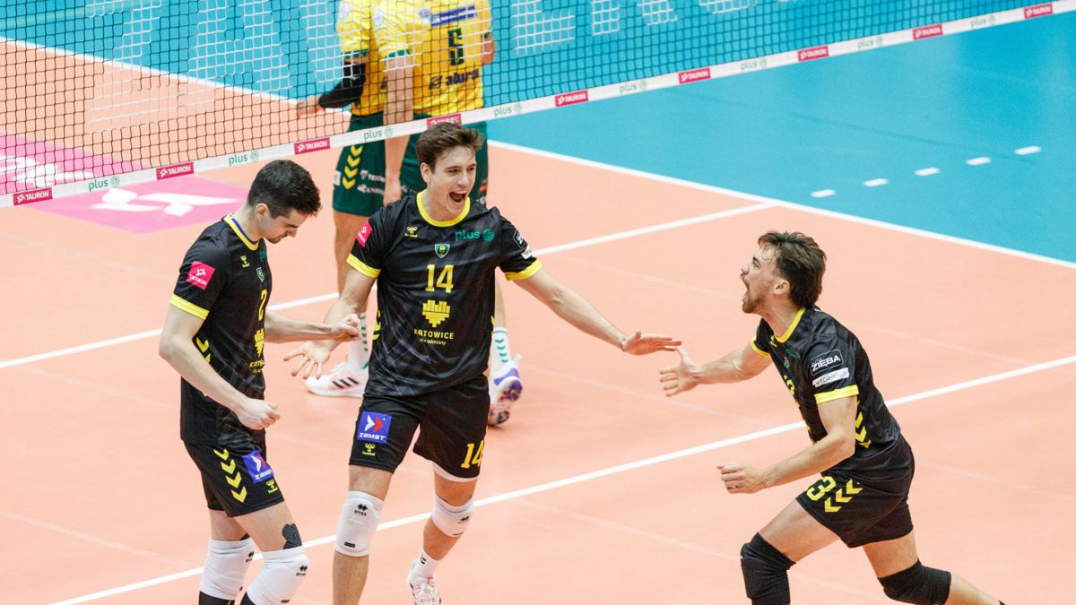 Materiały prasowe / Krzysztof Popiół / PlusLiga / Na zdjęciu: Tomas Rousseaux (w środku)