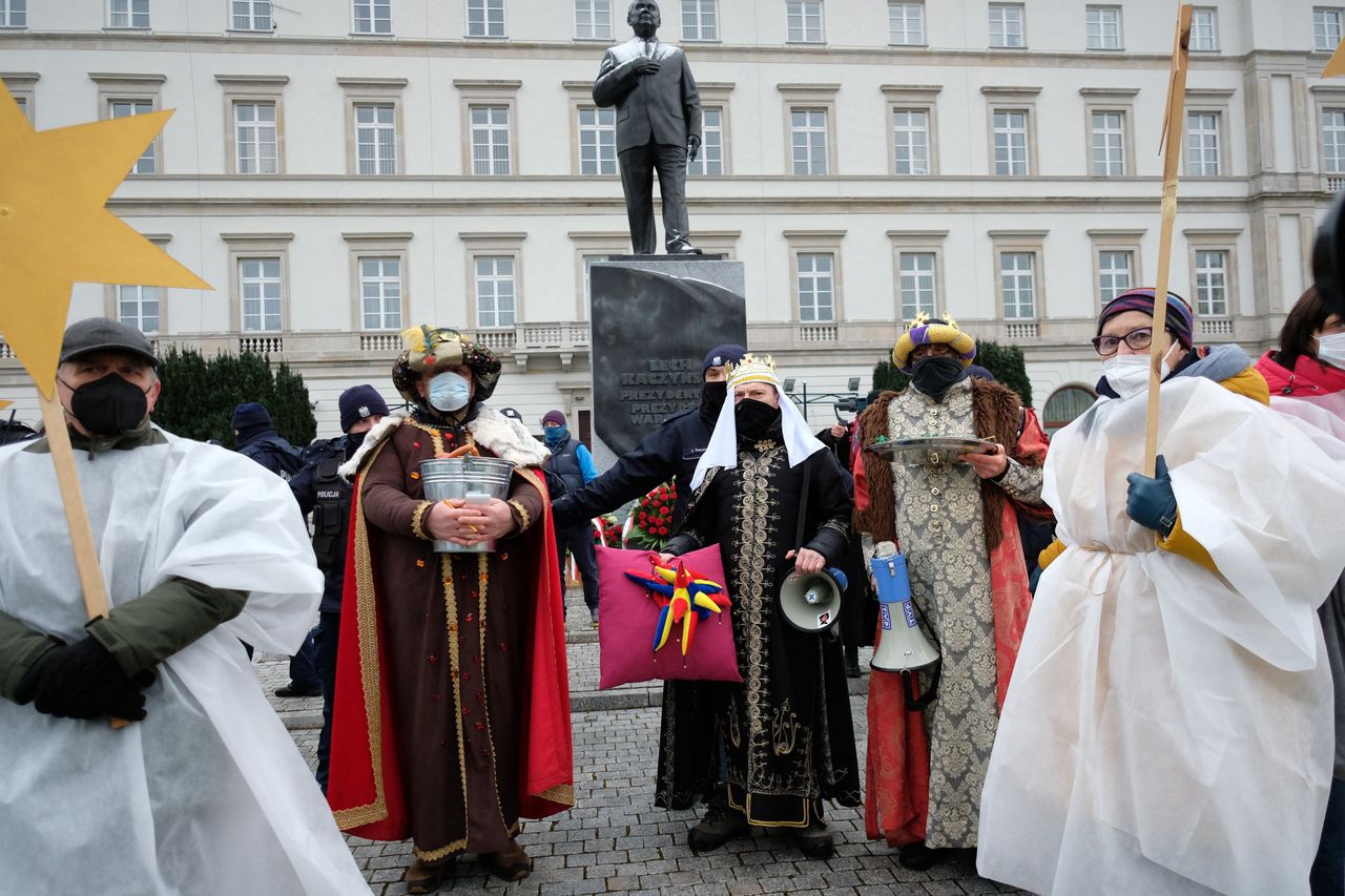 Warszawa. Arkadiusz Szczurek (C) z Lotnej Brygady Opozycji podczas kontrmanifestacji w formie Orszaku Trzech Króli