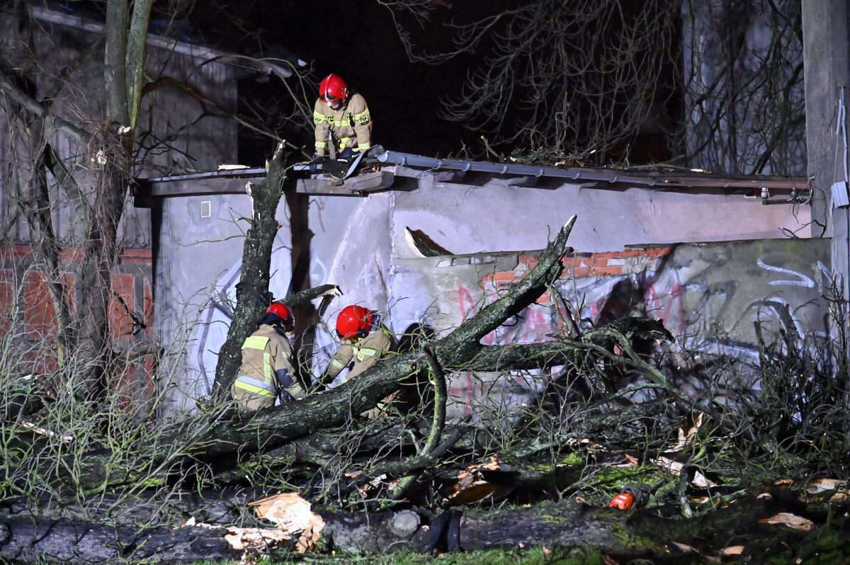 Wichury nad Polską. Ponad 13 tys. interwencji. 318 tys. odbiorców bez prądu 