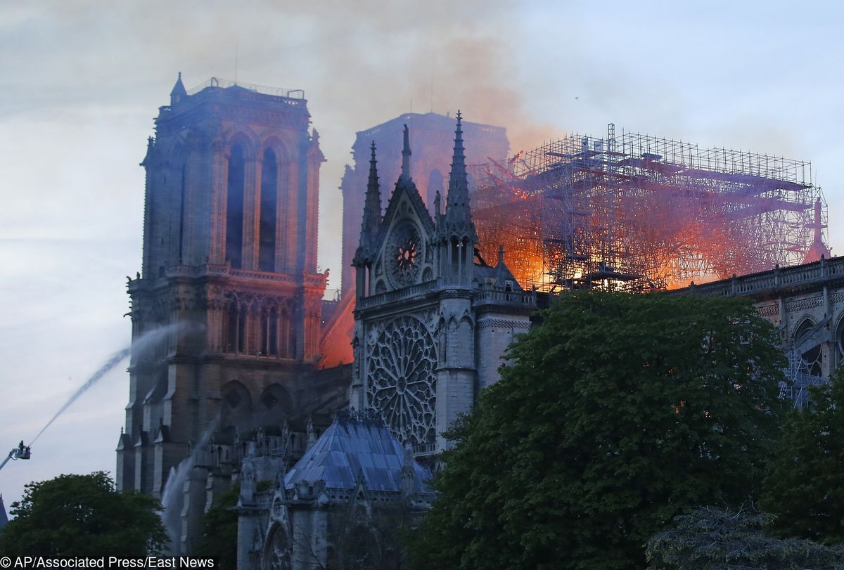 Pożar katedry Notre Dame. Figury apostołów "cudownie" uratowane