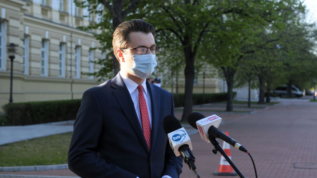 Rzecznik prasowy rządu Piotr Mueller podczas konferencji prasowej