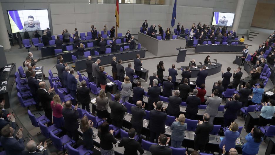 "Przemówienie Wołodymyra Zełenskiego w Bundestagu trafia głęboko do serca, ale sposób, w jaki niemiecki parlament potraktował Zełenskiego i jego kraj jest nieporównywalnie żenujący. Po prostu niegodny - pisze portal RND. Zdaniem komentatora dziennika "Welt" to hańba dla parlamentu.