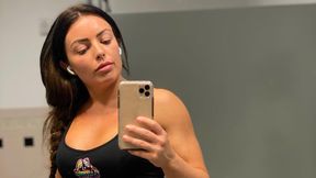 Wyrzucili ją przez zdjęcia na stronach dla dorosłych? Zabrała głos ws. afery