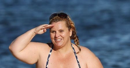 Ona nie ma wstydu! Wielka Ajay Rochester pluska się w oceanie i skacze do wody!